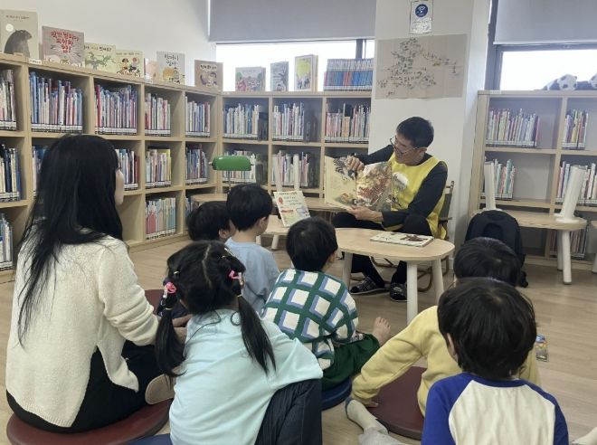 의왕시 청계참고운도서관 책 읽어주기 '우루루'프로그램 운영