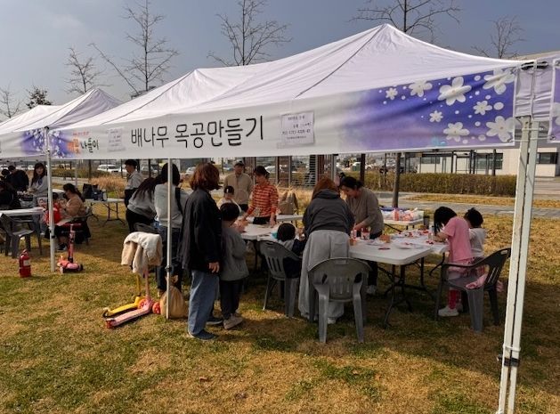 평택시, 함박산중앙공원 배꽃 나들이에서 목재 체험 부스 운영